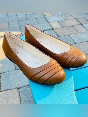 CLIFFS BY WHITE MOUNTAIN women's Clara Ballet Flat Shoes Size 7 Cognac/Burnished